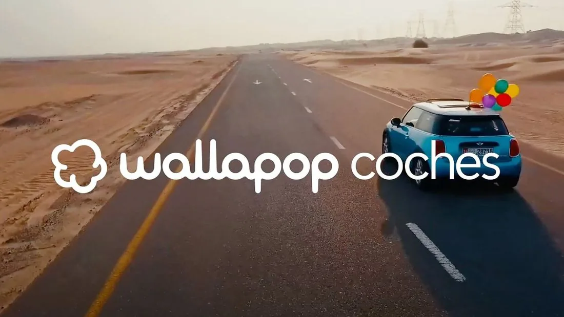 Wallapop Coches campaign: a blue Mini with balloons on the roof driving down a desert road